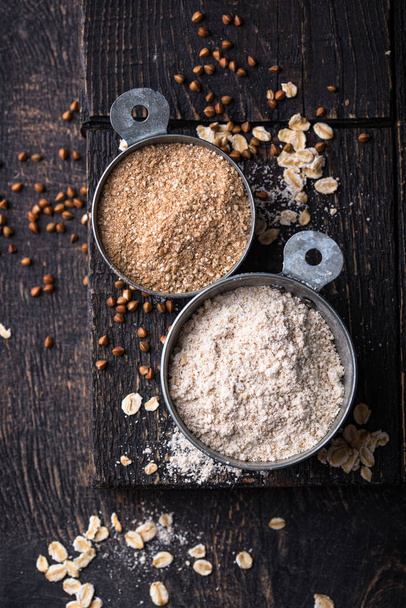 Surtido de diferentes harinas alternativas sin gluten a base de arroz, trigo sarraceno y avena - Foto, imagen