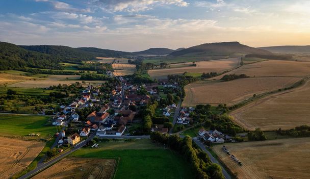 Vista panorámica de un pueblo alemán rodeado de prados, tierras de cultivo y bosques. Alemania. - Foto, imagen