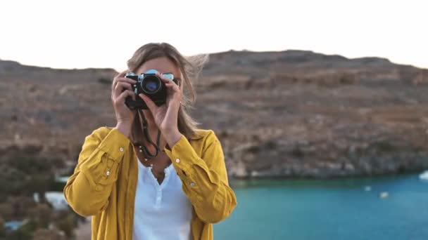 Vrouwelijke fotograaf maakt foto 's op vakantie. - Video