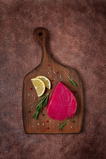 Filet de thon rouge frais, pour steak, cru, vue sur le dessus, sur une planche à découper, personne, - Photo, image