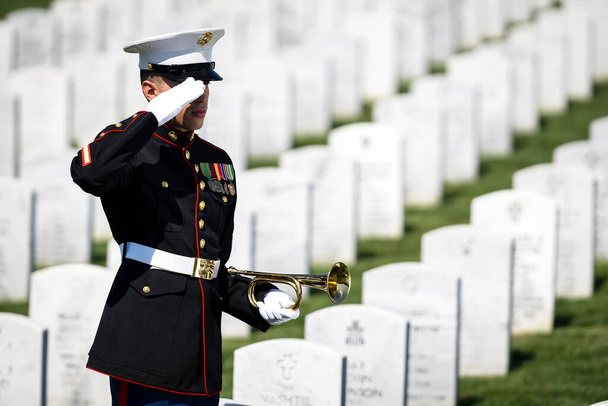 海兵隊員がタップを演じ,厳粛な敬意を表して堕落した退役軍人を称え,国内軍の墓地に収容された.. - 写真・画像