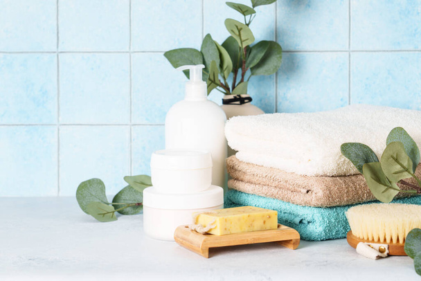 Badezimmer mit Kosmetikprodukten und sauberen Handtüchern. Gesunder Lebensstil, Entspannung, Hautpflege. - Foto, Bild