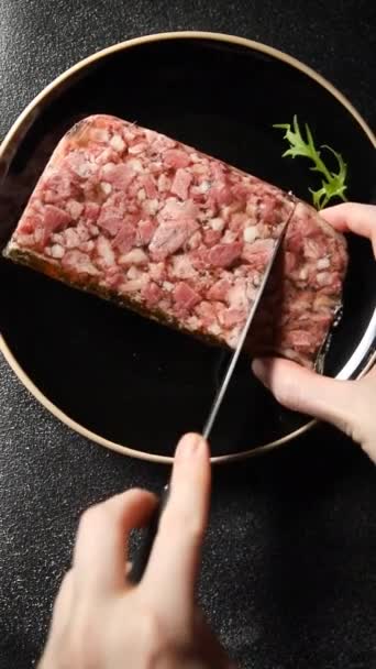 м'ясний пиріг террін скибочки паштет м'ясо хліб свинина смачний свіжий апетит їжа закуска на столі копіювати простір харчування фон - Кадри, відео