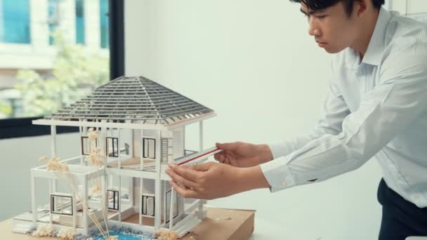 Detailní záběr profesionálního muže architekt inženýr měřit dům model a pomocí dat analýzy notebooku u konferenčního stolu s modelem domu a mapy. Rozejděte se. Soustřeď se na ruce. Neposkvrněné. - Záběry, video