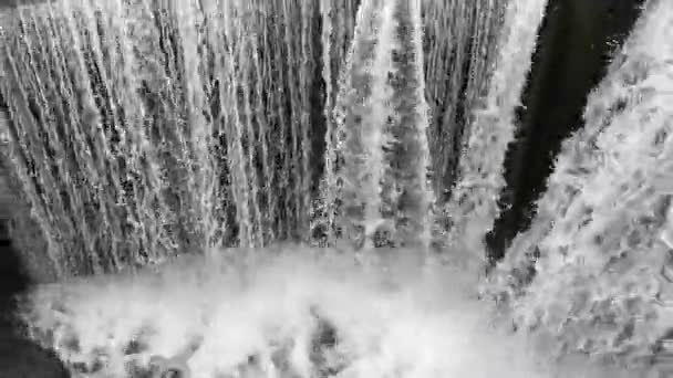 Cascada con burbujeante agua blanca - Imágenes, Vídeo