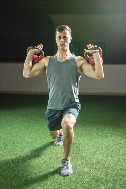 Trening mięśni sportowców z dzwonkami na siłowni. - Zdjęcie, obraz