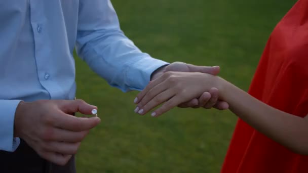 Guy legt einen Ring an den Finger und macht einem Mädchen einen Heiratsantrag. Liebeserklärung. - Filmmaterial, Video