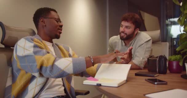 Multiraciale medewerkers bespreken nieuw project, leggen stappen en instructies aan elkaar uit. Succesvol teamwork in moderne kantoorruimte. - Video