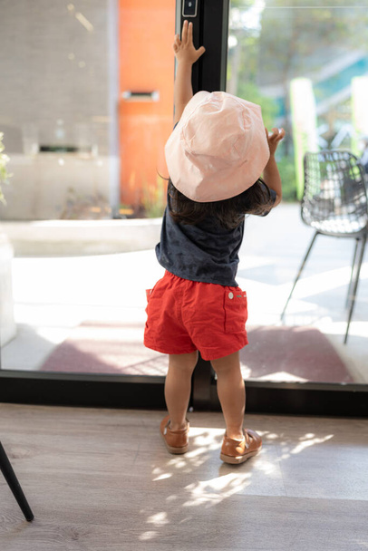 Pequeña hermosa niña de jardín de infantes de 3 años en la cafetería - Foto, Imagen