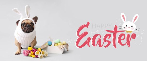Festliches Banner für Frohe Ostern mit süßer französischer Bulldogge im Hasenkostüm, mit bemalten Eiern und Blumen - Foto, Bild