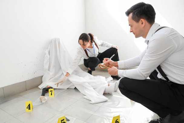 Agenti dell'FBI che lavorano sulla scena del crimine con cadavere - Foto, immagini