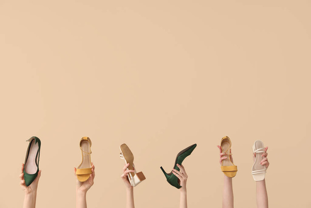 Mujeres con zapatos de tacón alto con estilo sobre fondo beige - Foto, imagen