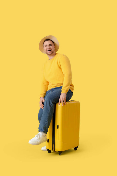 Mies turisti matkalaukku keltaisella pohjalla - Valokuva, kuva