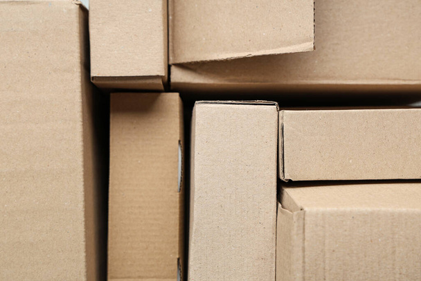 Многие картонные коробки в качестве фона, крупным планом - Фото, изображение