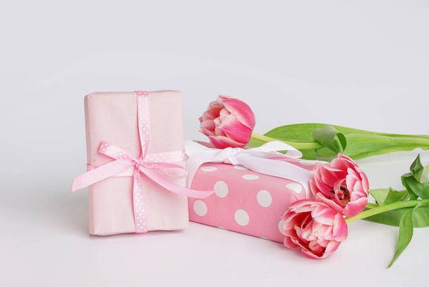 Dárkové krabice s krásnými tulipány květiny na bílém pozadí - Fotografie, Obrázek