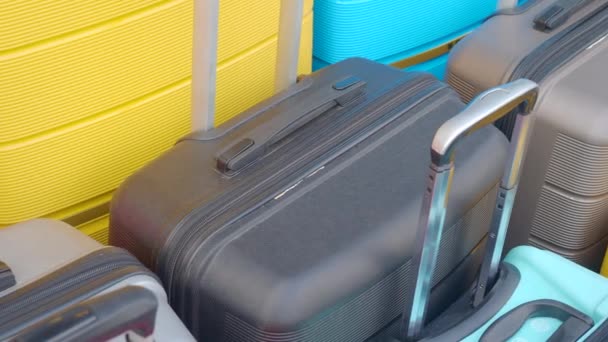 フロアトップビューのカラフルなスーツケース - 映像、動画