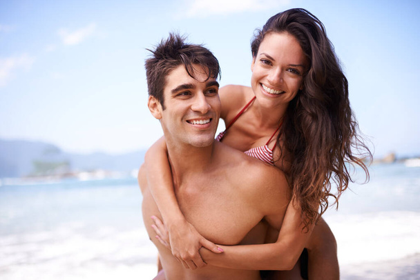 Gülümse, sırtına al ve romantik seyahat için sahilde, macerada ya da tatilde olan çiftlerin portresini yap. Mutlu, aşk ve genç adam ve kadın okyanus kenarında buluşuyorlar. Hafta sonu tropik bir gezi için. - Fotoğraf, Görsel