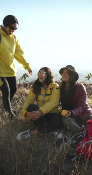 Video verticale di una ragazza messicana che raggiunge i suoi amici in montagna e si fa un selfie - Filmati, video