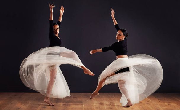 Balett, fekete emberek és balerina a stúdióban a tánc rutin, spinning és kreatív előadás. Kortárs, tánc és fiatal nők az elegáns művészetért, mozgalomért és gyakorlásért sötét háttérrel. - Fotó, kép