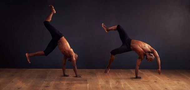 Κίνηση, χορεύτρια και σύγχρονη στο στούντιο για ακροβατικά, διαγωνισμό και εκπαίδευση. Σύνθετο, ισορροπία και νεαρός μαύρος άνδρας για επαγγελματική, performance arts και προπόνηση με σκούρο φόντο. - Φωτογραφία, εικόνα