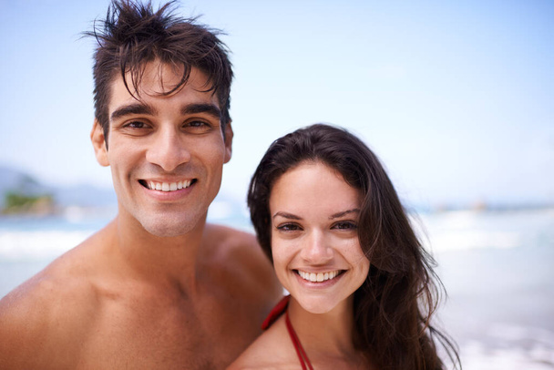 Szczęśliwy, plaża i portret pary na wakacjach, przygoda lub wakacje dla romantycznych podróży. Uśmiech, miłość i młody mężczyzna i kobieta na randce nad oceanem lub morzem na tropikalny weekend rocznicowy - Zdjęcie, obraz