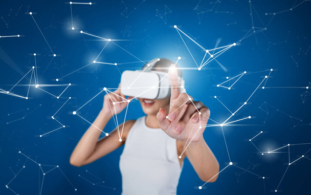 El soporte femenino lleva auriculares VR blancos y el blanco sin mangas conectan la metáfora, la tecnología futura crea una comunidad del ciberespacio. Ella mira a su alrededor y gesticular disfrutar de comunicar a otros usuarios. Alucinaciones. - Foto, imagen