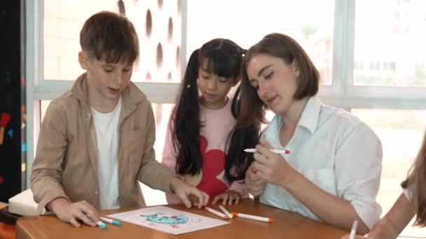 Panoráma felvétel boldog változatos diák és okos tanár rajz és színezés segítségével marker rajzkönyv. Multiculturális tanuló rajzkönyvet használ együtt a művészeti órán. Pihenés. Értelmezés. - Felvétel, videó