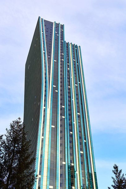 edifícios de escritórios modernos de vários andares feitos de vidro e concreto em Astana, Cazaquistão - Foto, Imagem