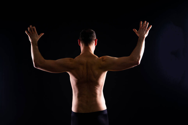 Retrato de hombre, culturista y bíceps flex en un estudio, fondo y ejercicio para la potencia muscular. - Foto, Imagen