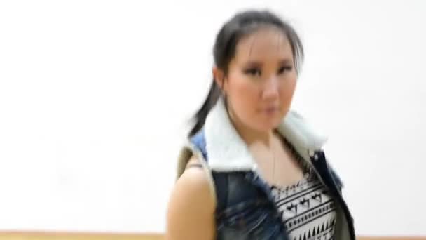 Jovem atraente mulher asiática dançando - hall - close-up
 - Filmagem, Vídeo