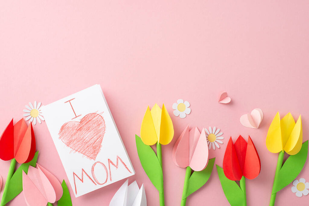 Prezent na Dzień Matki. Nad głową ujęcie papierowych tulipanów, ręcznie robiona kartka z pismem dziecka, tulipany origami, rumianki, papierowe serduszka rozłożone na rumieńcu, z miejscem na tekst - Zdjęcie, obraz