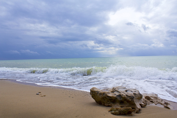 Fala i kamienia. Krymskie wybrzeże Morza Czarnego - Zdjęcie, obraz