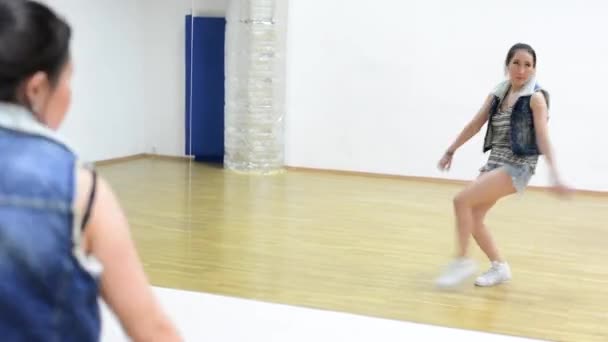 Jeune femme asiatique attrayante dansant - hall - miroir
 - Séquence, vidéo