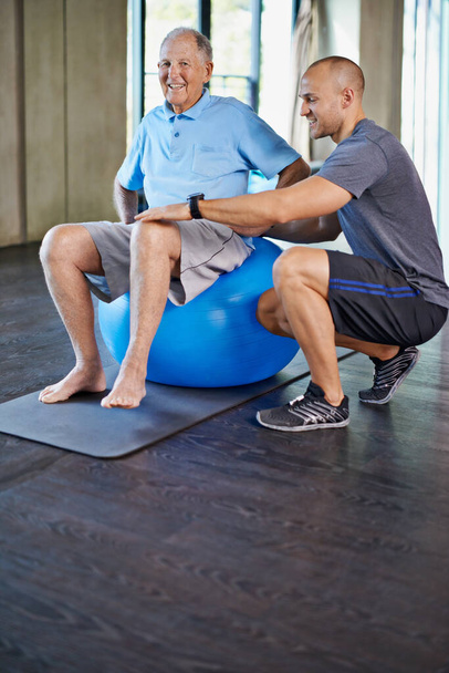 Fyzioterapeut, podpora a starší muž s míčem, trénink a starší pomoci pro péči. Muži, tělocvična a cvičení pro zdraví, wellness a koučování s osteoporózou pro zralou rehabilitaci a pohodu. - Fotografie, Obrázek