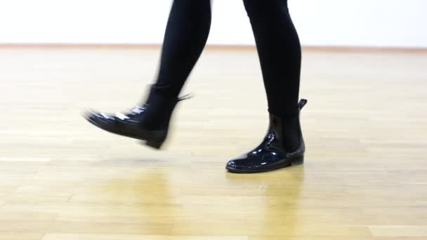 Fiatal vonzó nő táncol - hall - lövés a láb (láb) - Felvétel, videó