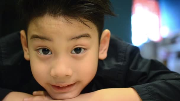 Азіатський дитини виразів обличчя - Кадри, відео