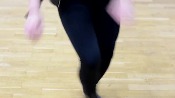 Fiatal vonzó nő táncol - hall - a lábak és az arc lövés - Felvétel, videó