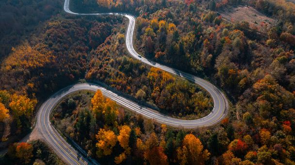 Luftaufnahme der Ingol Domanic Road mit schönen Herbstfarben der Natur, Kutahya, Türkei - Foto, Bild