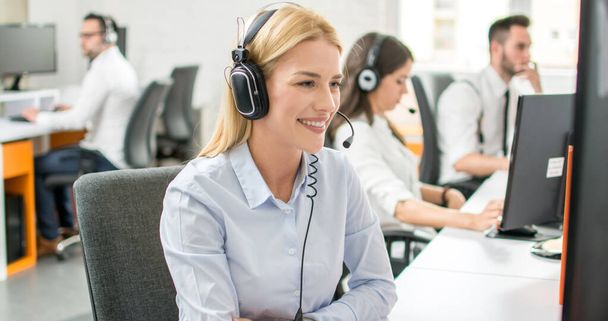 Krásná usmívající se žena technické podpory pracovnice na počítači v kanceláři - Fotografie, Obrázek