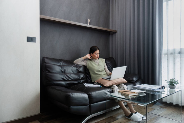 молодая азиатская деловая женщина, внештатный бухгалтер данных работать из дома, работать удаленно на дому. - Фото, изображение