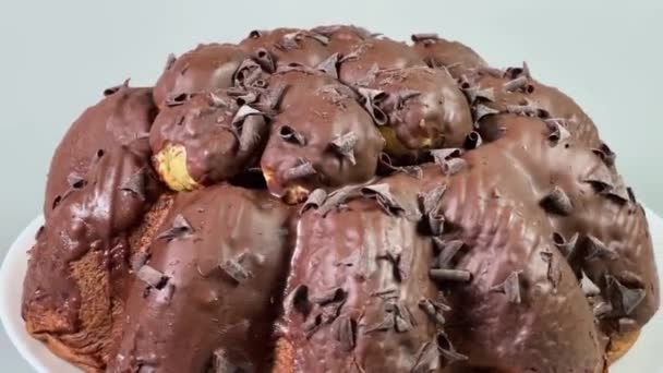 Panettone chocolat avec profiteroles sur plat, vue latérale gros plan - Séquence, vidéo