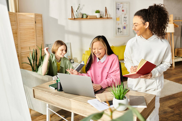 Uma mulher e duas meninas se envolvem em aprendizagem virtual, olhando para o laptop com curiosidade e amizade. - Foto, Imagem