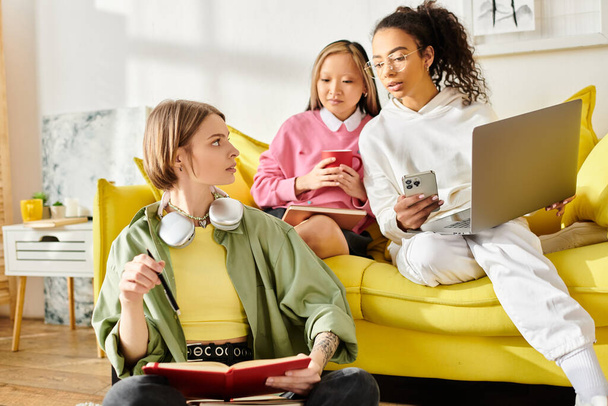 Különböző tinédzser lányok alkalmi öltözékben beszélgetnek, miközben egy élénk sárga kanapén ülnek.. - Fotó, kép