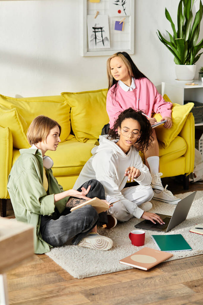 Разнообразные девочки-подростки в глубоком кабинете, сидящие на полу перед оживленным желтым диваном, окруженные книгами и газетами. - Фото, изображение