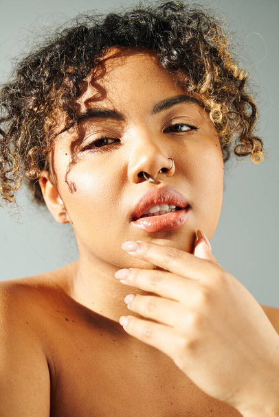 Close-up de uma bela mulher afro-americana posando ativamente. - Foto, Imagem