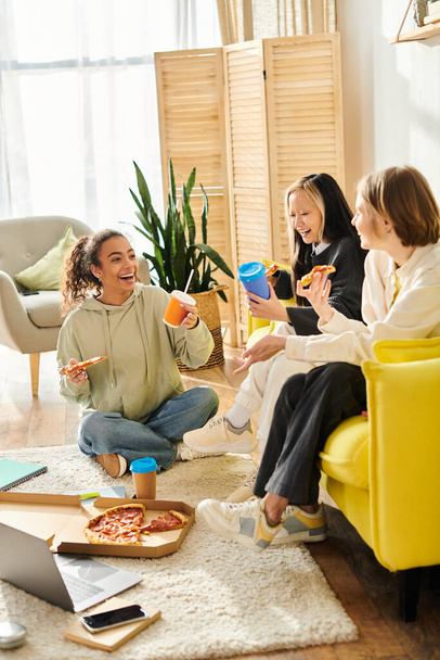 Een diverse groep vrouwen, waaronder interraciale tienermeisjes, die samen zitten in een warme en uitnodigende woonkamer, genieten van elkaars gezelschap. - Foto, afbeelding