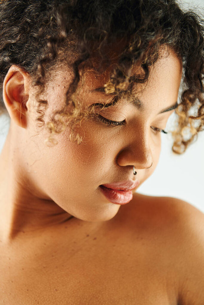 Африканська американка з кучерявим волоссям позує на яскравий фон. - Фото, зображення