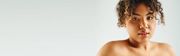 Çekici Afrikalı Amerikalı kadın aktif olarak canlı arkaplanda poz veriyor. - Fotoğraf, Görsel
