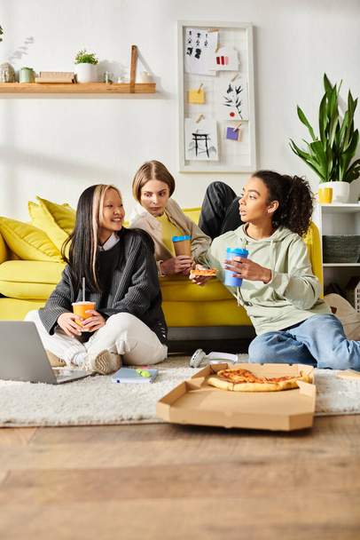 Gli amici adolescenti multiculturali si rilassano insieme su un vibrante divano giallo, condividendo risate e legami in un ambiente accogliente. - Foto, immagini