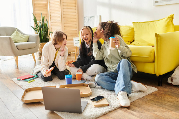 Tinédzser lányok sokszínű csoportja, akik örömmel játszanak játékokkal a padlón, közös nevetéssel és kreativitással erősítve a barátság kötelékét.. - Fotó, kép